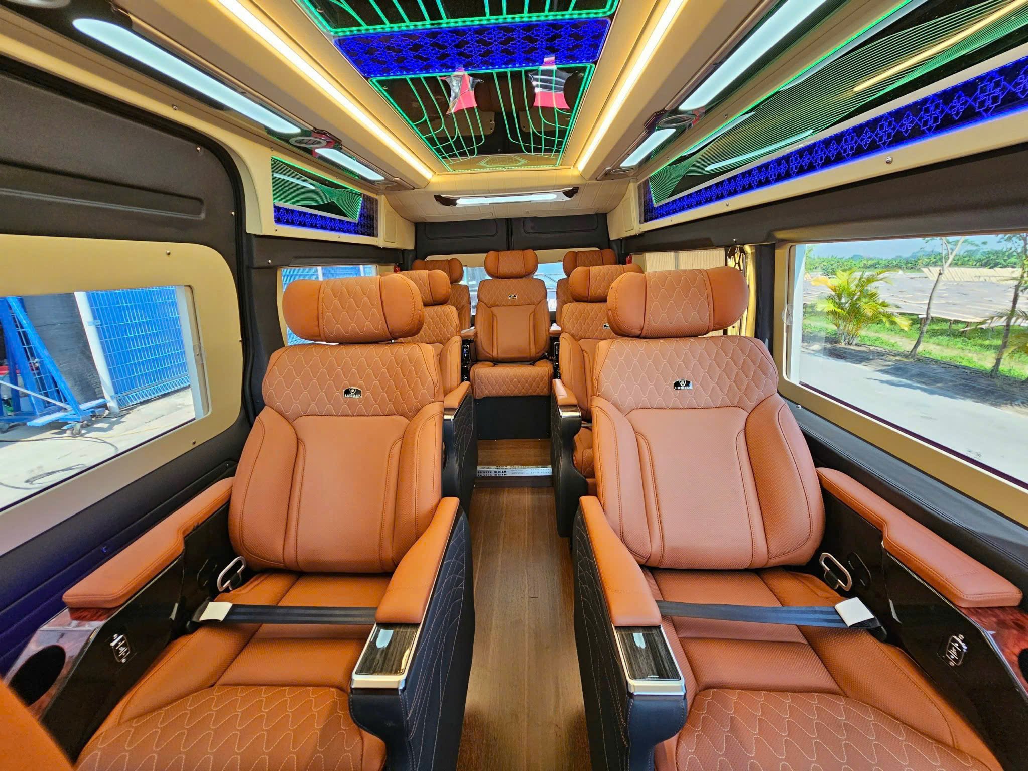 Limousine-to-Halong-Bay