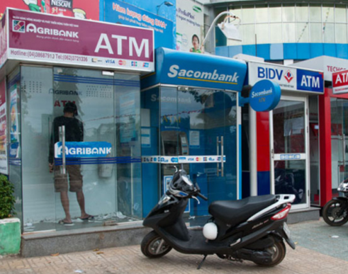 Take cash at the ATM in Vietnam