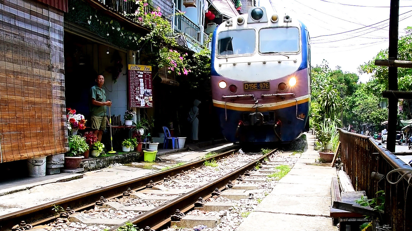 Hanoi train street - Where to find the street ? Train schedule ? Jacky  Vietnam Travel